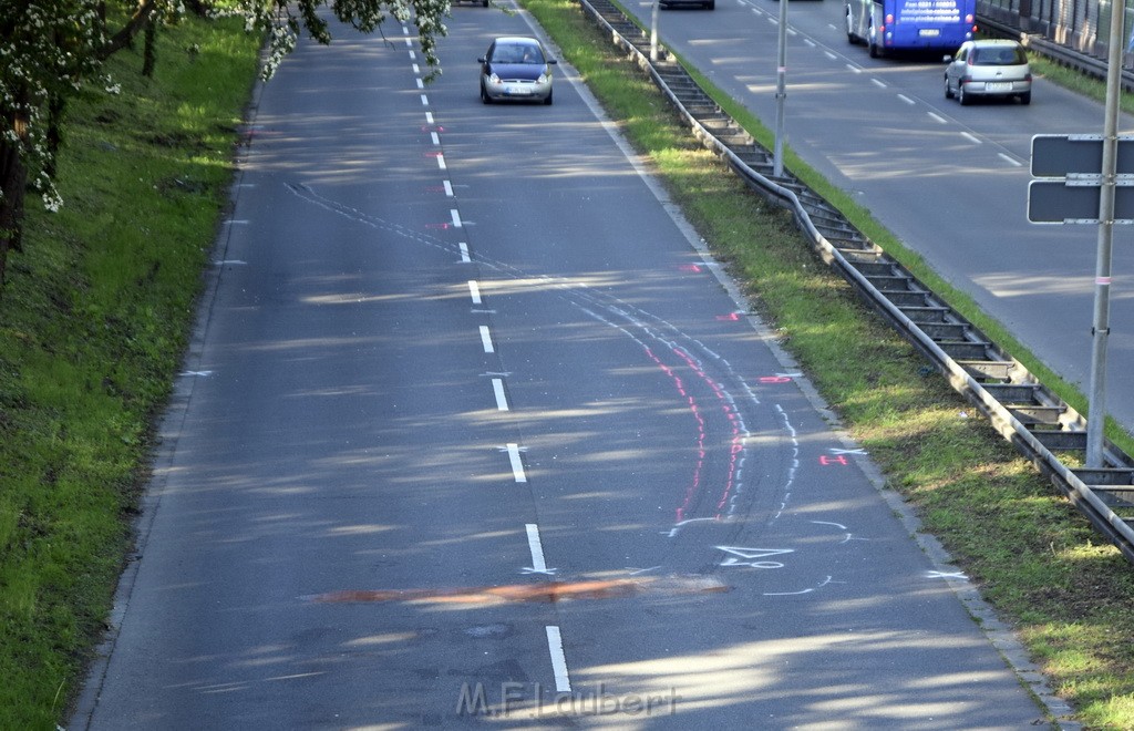 VU mit Fahrerflucht Koeln Vingst Vingster Ring Rich Hoehenberg P13.JPG - Miklos Laubert